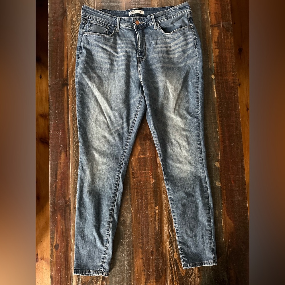 Signature Levi Strauss Women’s 18M 34X30 Gold Label Totally Shaping Skinny Jeans